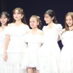 前田敦子、高橋みなみ、板野友美、篠田麻里子、峯岸みなみ、小嶋陽菜が20周年コンサートで「桜の木になろう」を熱唱！＜AKB48 20th Year Live Tour 2025＞