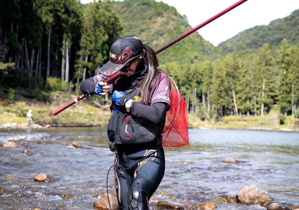 美しい和歌山の川で昔ながらのあの釣りを体験してもらう。