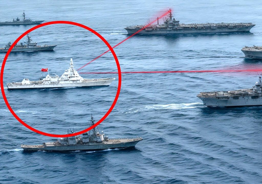 中国スパイ船が米海軍空母群を追跡、そしてこうなった…