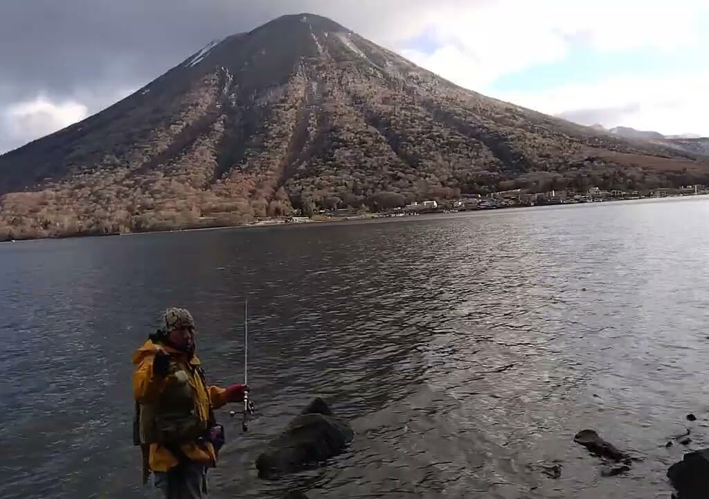 こんにちわ🤗初の中禅寺湖で🎣🐟トラウトフィッシングです40年前の夢を叶えました✌️🤗まさかほんまに中禅寺湖でルアー付けてロッド振れるとは感無量です😅嬉しいですありがとう🙇😀🥰2025.4.9
