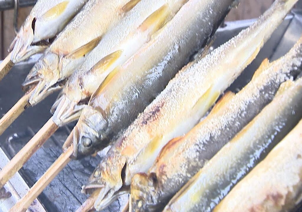 鮎の塩焼きや地元の農産物販売も 合併20周年記念し「天竜二俣駅前マルシェ」 地元の魅力発信＝浜松市天竜区