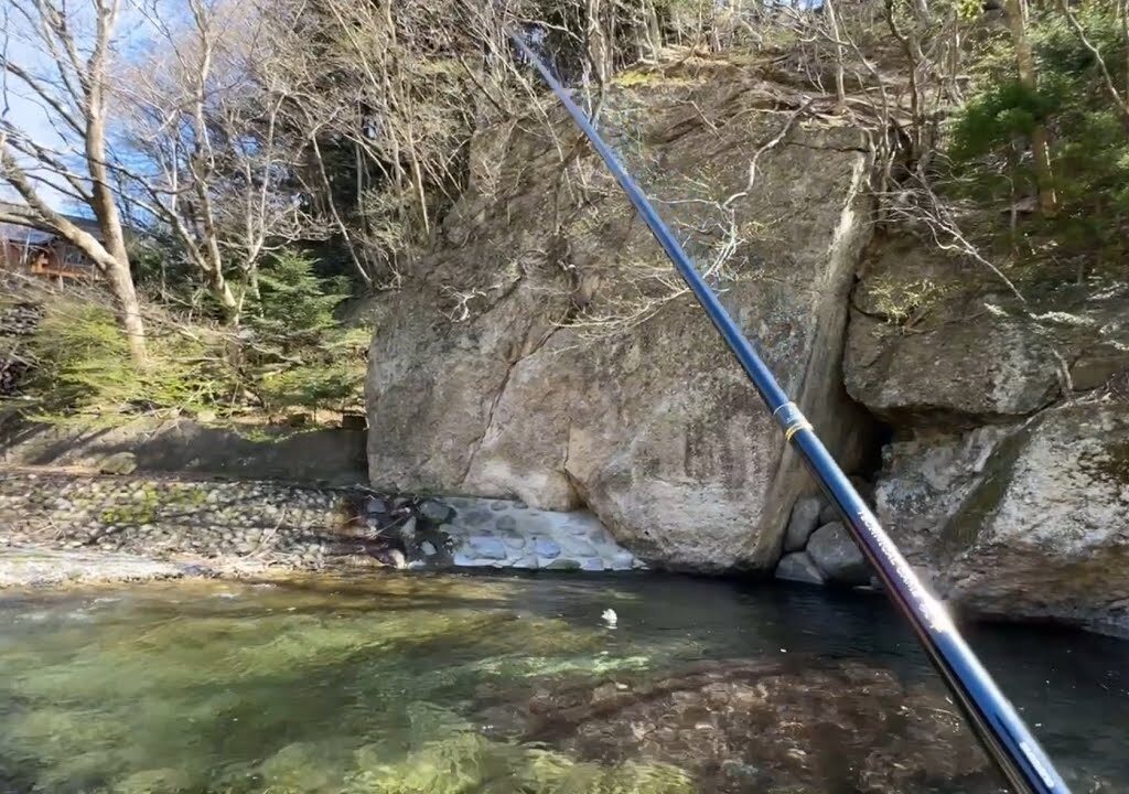 那珂川の駐車場所の近くでヤマメを釣る
